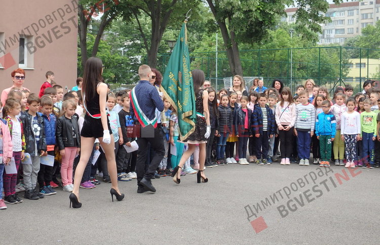 По вода и цветни облаци изпратиха своите абитуриенти от СУ "Любен Каравелов"