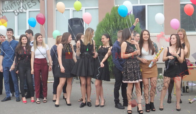 По вода и цветни облаци изпратиха своите абитуриенти от СУ "Любен Каравелов"