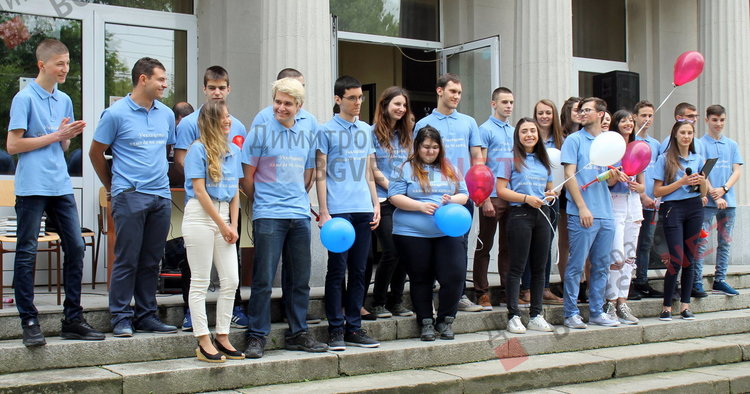  Вазовци изпратиха своите абитуриенти с цветове и звуци