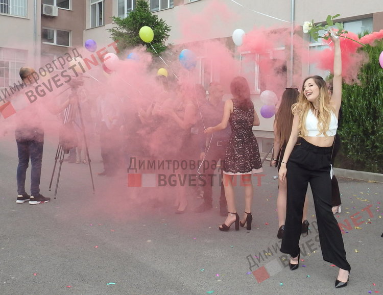 По вода и цветни облаци изпратиха своите абитуриенти от СУ "Любен Каравелов"