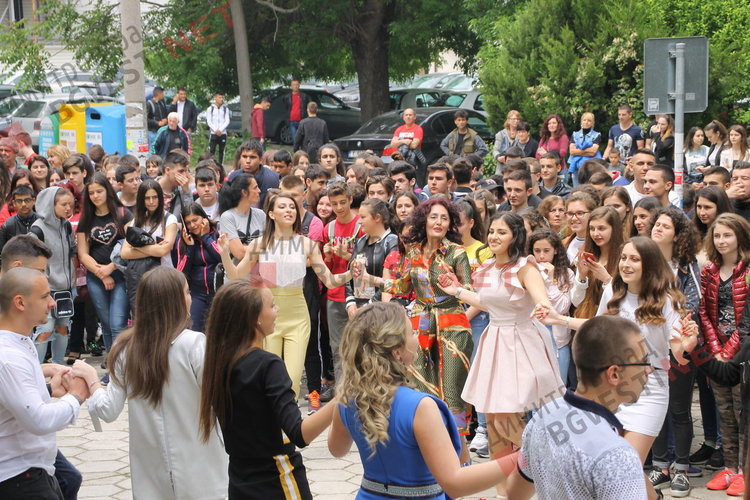  Вазовци изпратиха своите абитуриенти с цветове и звуци