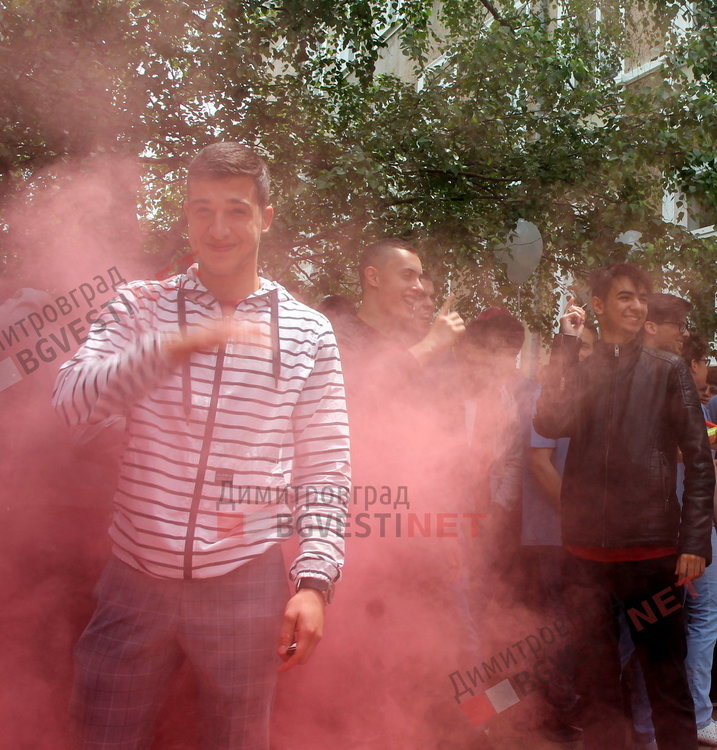  Вазовци изпратиха своите абитуриенти с цветове и звуци