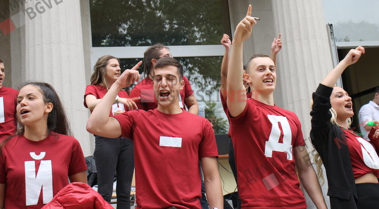  Вазовци изпратиха своите абитуриенти с цветове и звуци