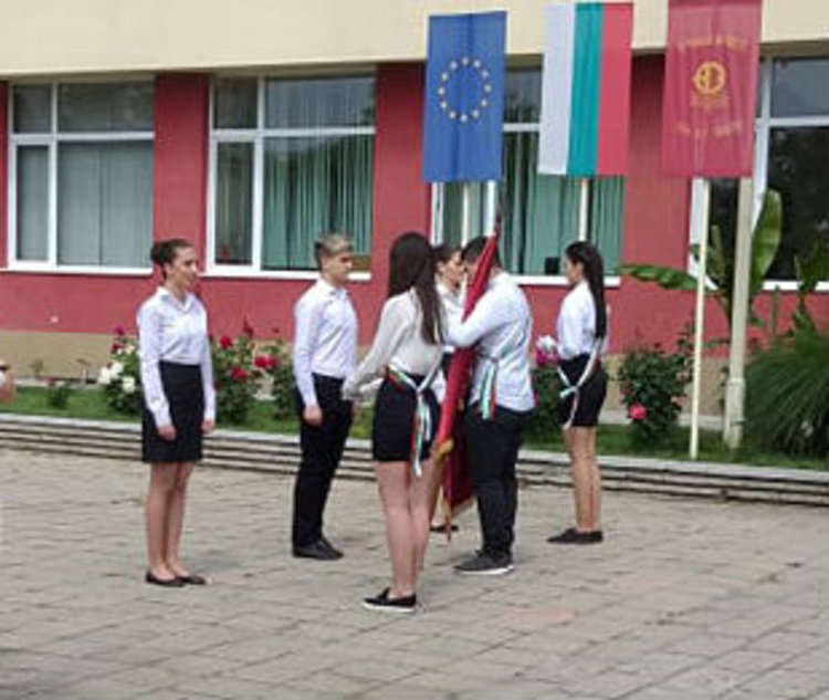 Разноцветни балони полетяха в небето над СУ „Проф. Д-р Асен Златаров“