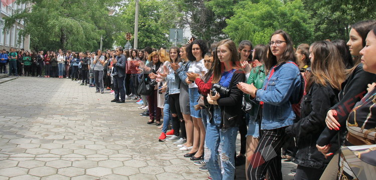  Вазовци изпратиха своите абитуриенти с цветове и звуци