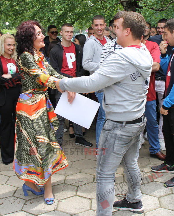  Вазовци изпратиха своите абитуриенти с цветове и звуци