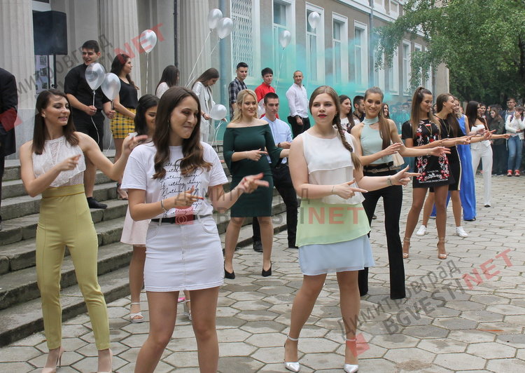  Вазовци изпратиха своите абитуриенти с цветове и звуци