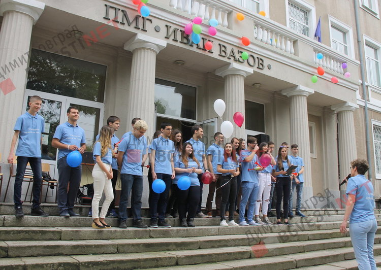  Вазовци изпратиха своите абитуриенти с цветове и звуци