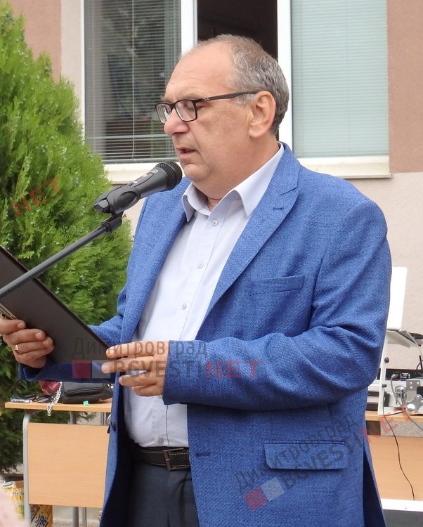 По вода и цветни облаци изпратиха своите абитуриенти от СУ "Любен Каравелов"