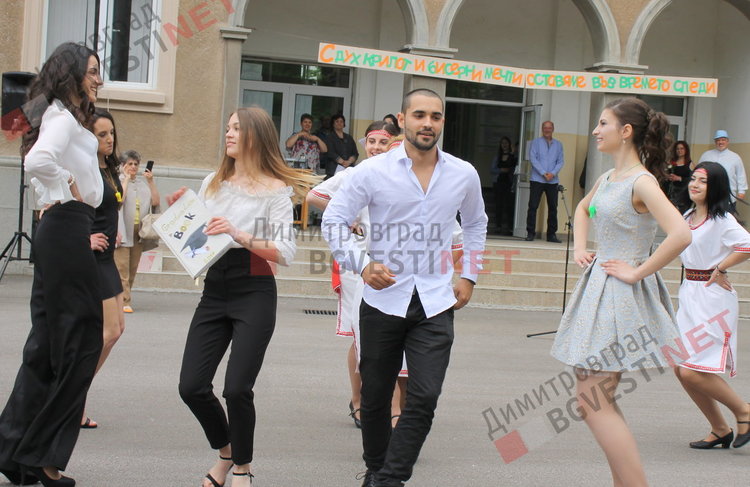 54 зрелостници изпрати Езиковата гимназия в Димитровград 