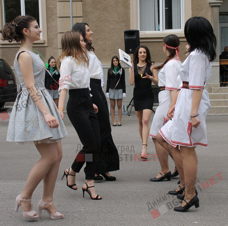 54 зрелостници изпрати Езиковата гимназия в Димитровград 