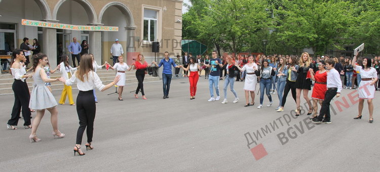 54 зрелостници изпрати Езиковата гимназия в Димитровград 