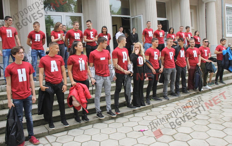  Вазовци изпратиха своите абитуриенти с цветове и звуци