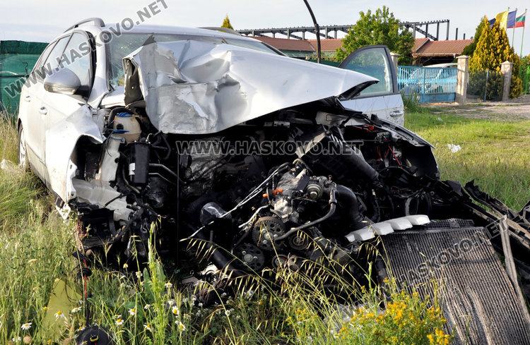 Пасат се разби между Бадема и Болярово, жена е в болница