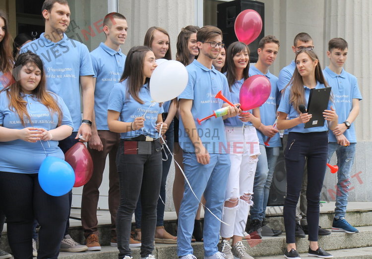  Вазовци изпратиха своите абитуриенти с цветове и звуци