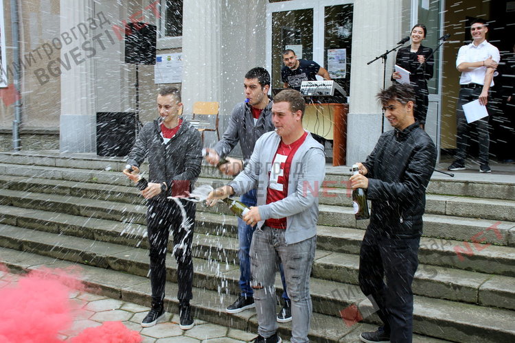  Вазовци изпратиха своите абитуриенти с цветове и звуци