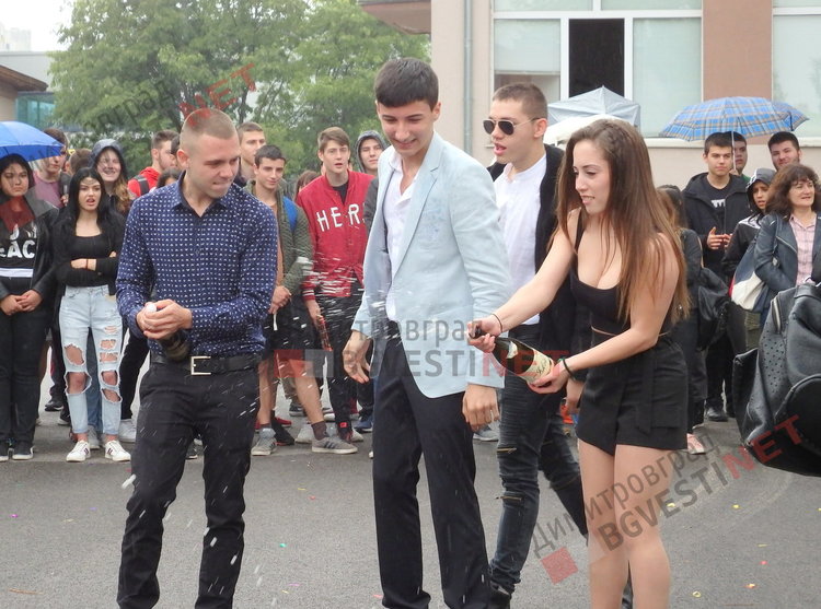 По вода и цветни облаци изпратиха своите абитуриенти от СУ "Любен Каравелов"