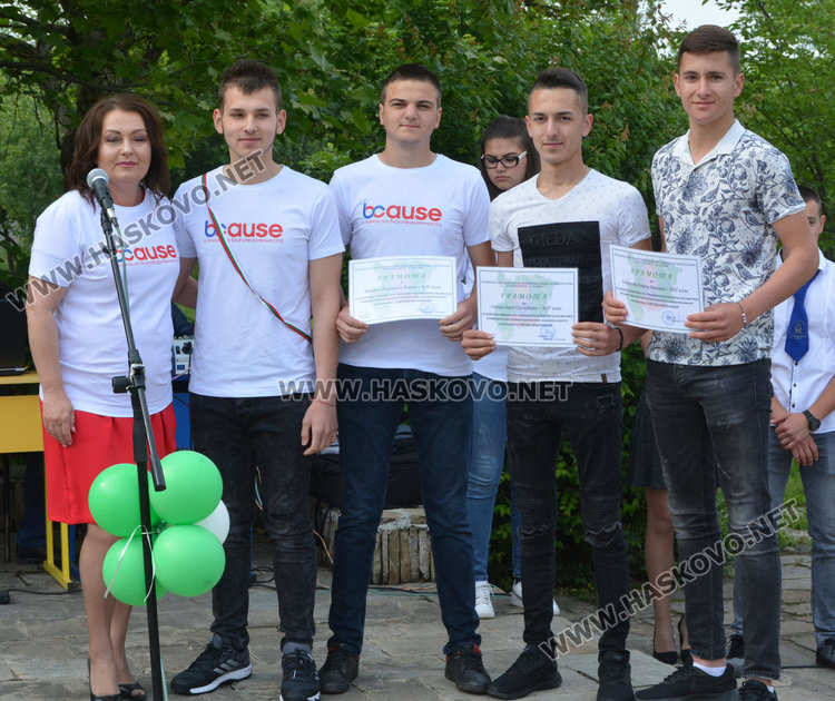 В Царската гимназия връчиха две награди „Достоен Асеновец“