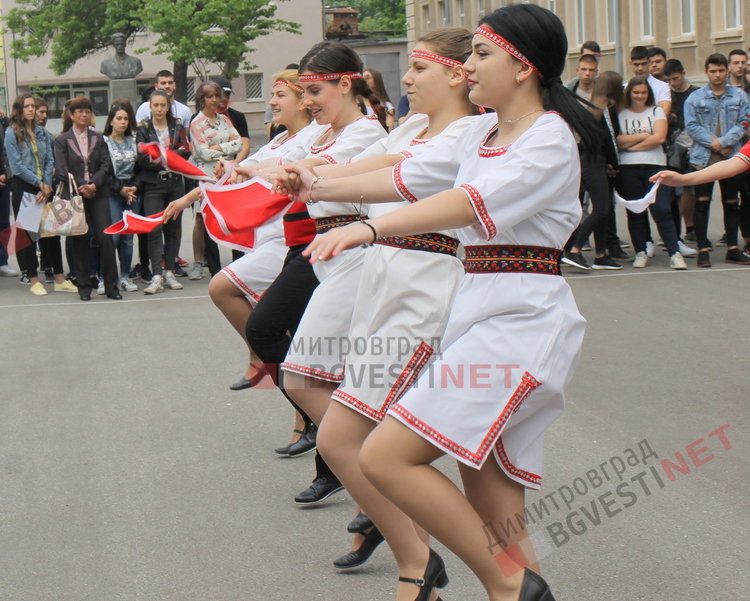 54 зрелостници изпрати Езиковата гимназия в Димитровград 