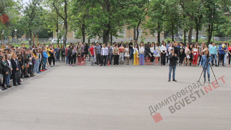 54 зрелостници изпрати Езиковата гимназия в Димитровград 