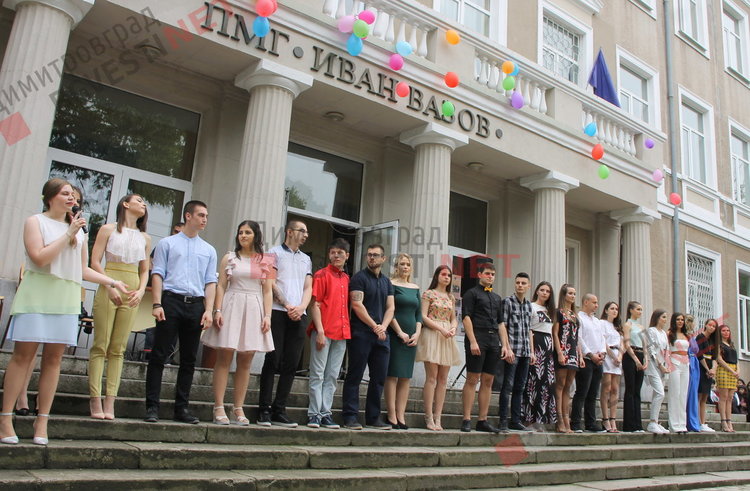  Вазовци изпратиха своите абитуриенти с цветове и звуци