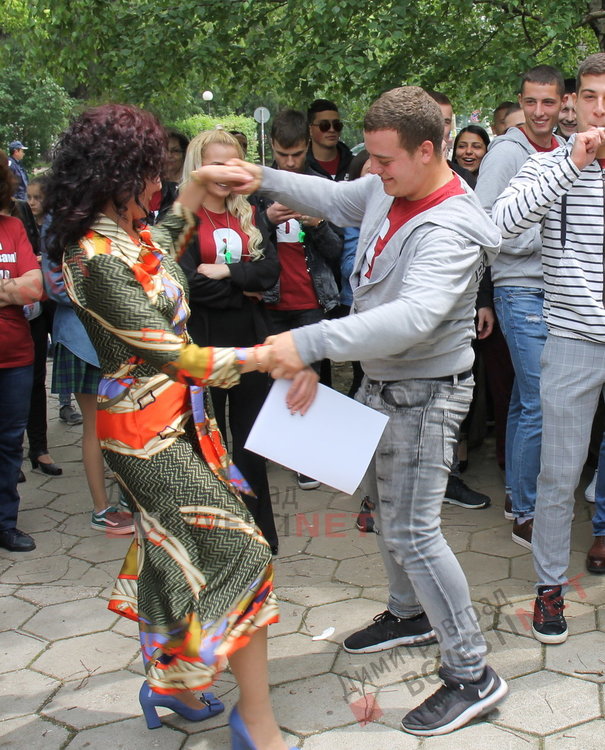  Вазовци изпратиха своите абитуриенти с цветове и звуци