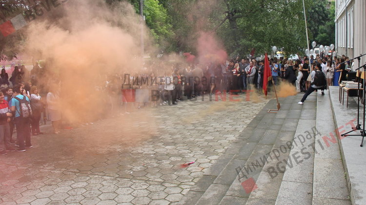  Вазовци изпратиха своите абитуриенти с цветове и звуци