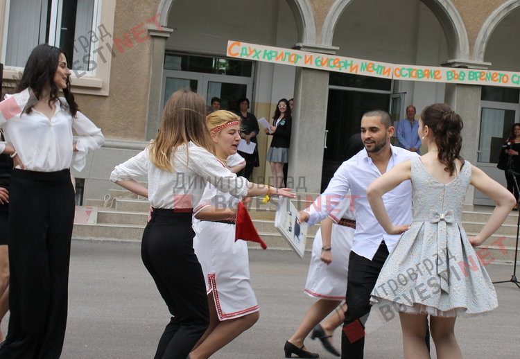 54 зрелостници изпрати Езиковата гимназия в Димитровград 