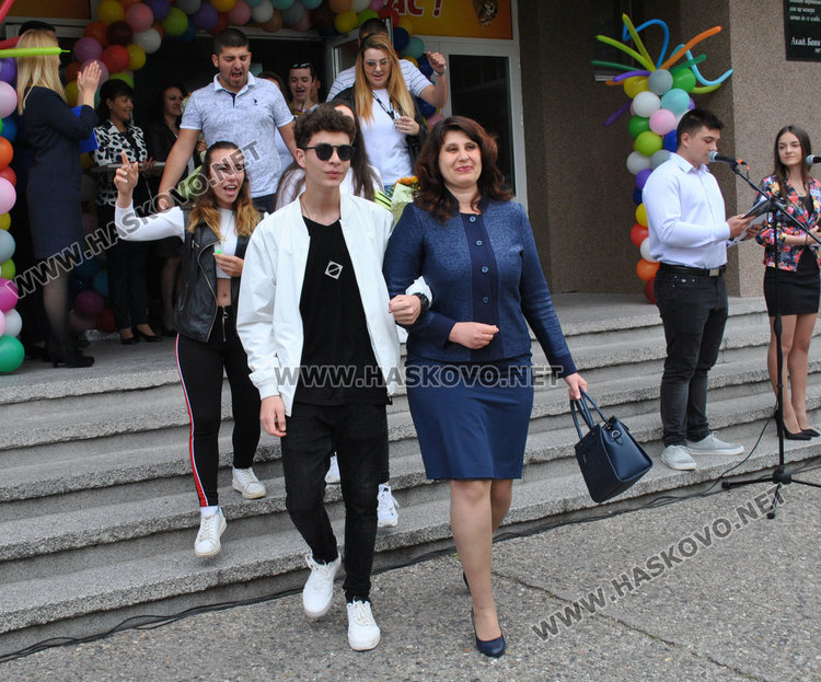 Випуск 2019-та на ПМГ си тръгва от училище с благотворителна кауза