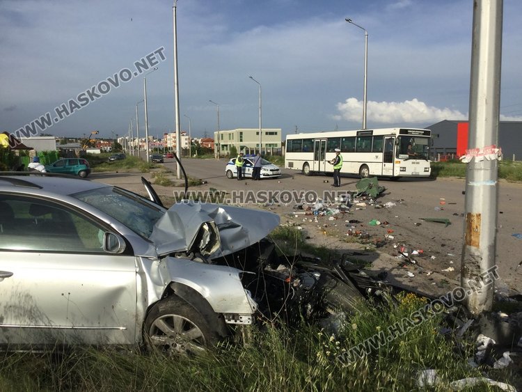 Пасат се разби между Бадема и Болярово, жена е в болница