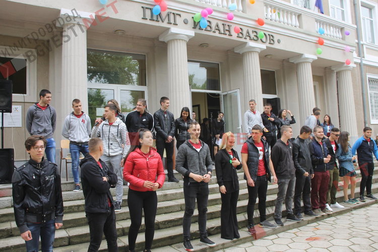  Вазовци изпратиха своите абитуриенти с цветове и звуци