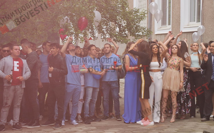  Вазовци изпратиха своите абитуриенти с цветове и звуци