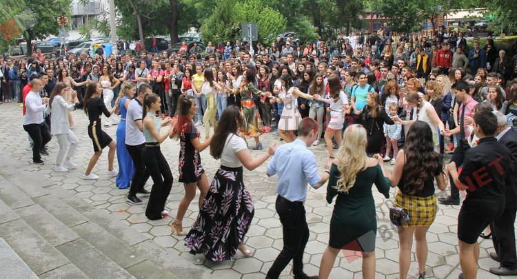  Вазовци изпратиха своите абитуриенти с цветове и звуци