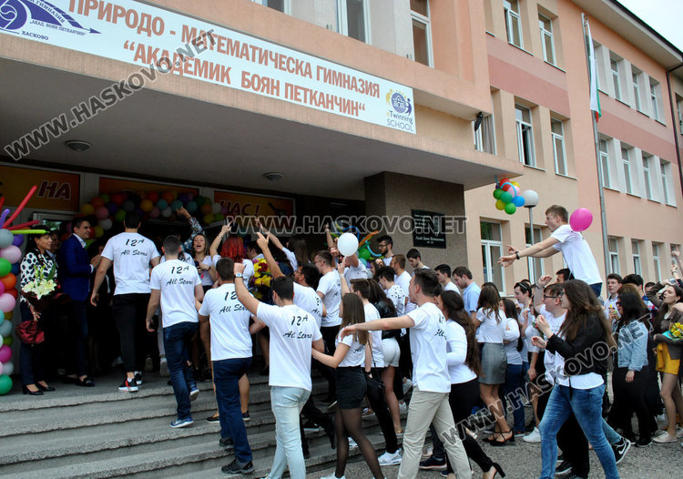 Випуск 2019-та на ПМГ си тръгва от училище с благотворителна кауза