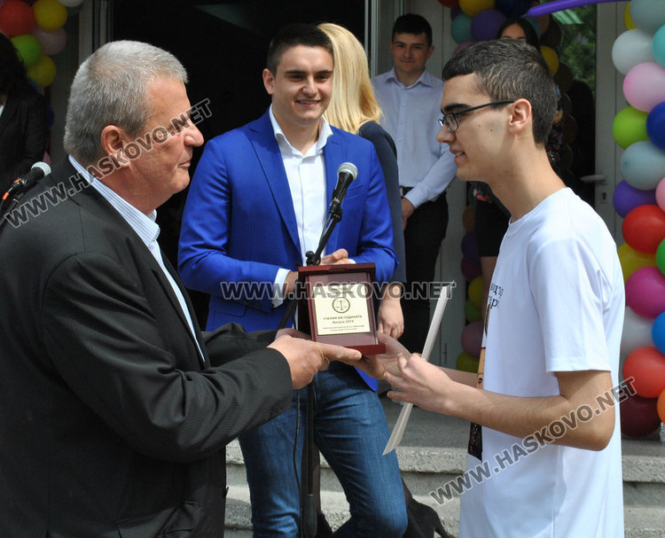 Марко Марков и Здравко Марков връчват наградата на Нури Хасан