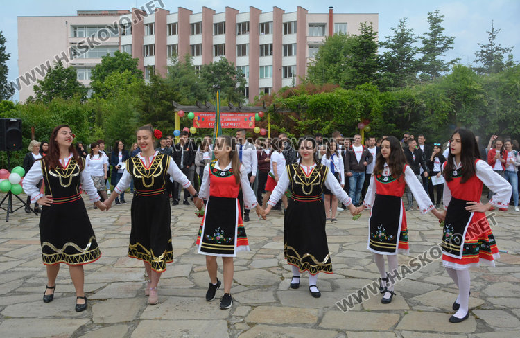 В Царската гимназия връчиха две награди „Достоен Асеновец“