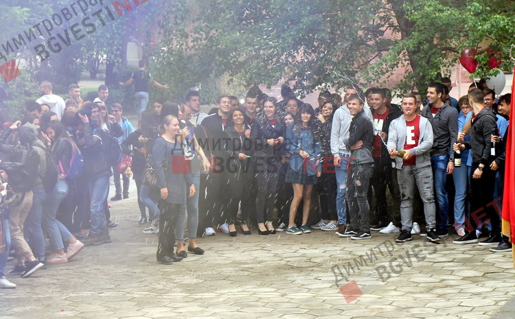  Вазовци изпратиха своите абитуриенти с цветове и звуци