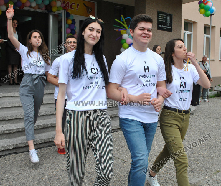 Випуск 2019-та на ПМГ си тръгва от училище с благотворителна кауза