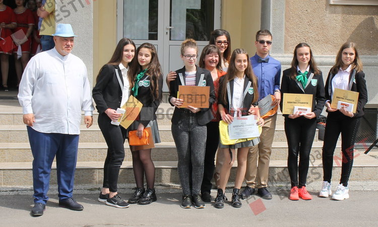 54 зрелостници изпрати Езиковата гимназия в Димитровград 