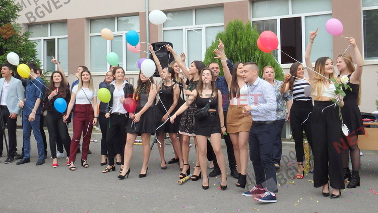 По вода и цветни облаци изпратиха своите абитуриенти от СУ "Любен Каравелов"