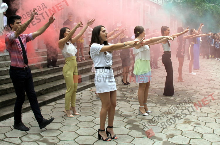  Вазовци изпратиха своите абитуриенти с цветове и звуци