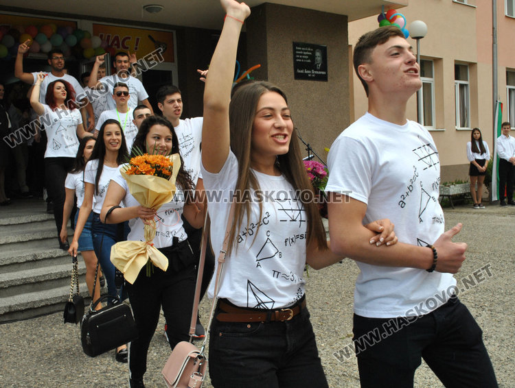 Випуск 2019-та на ПМГ си тръгва от училище с благотворителна кауза