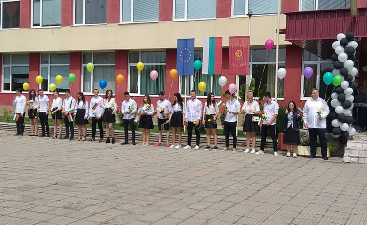 Разноцветни балони полетяха в небето над СУ „Проф. Д-р Асен Златаров“