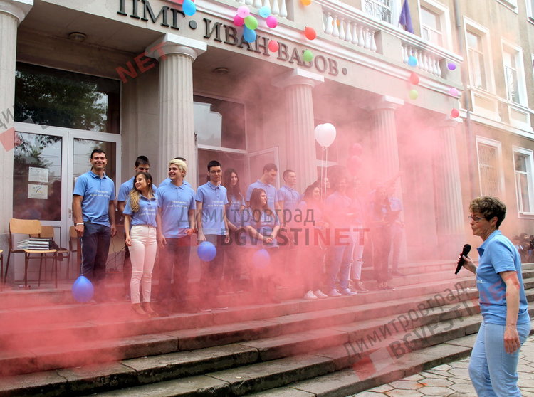  Вазовци изпратиха своите абитуриенти с цветове и звуци