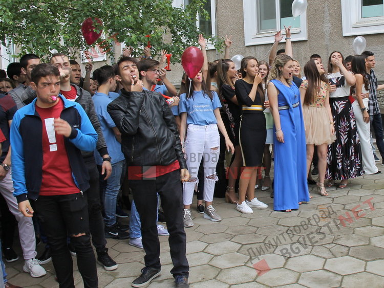  Вазовци изпратиха своите абитуриенти с цветове и звуци