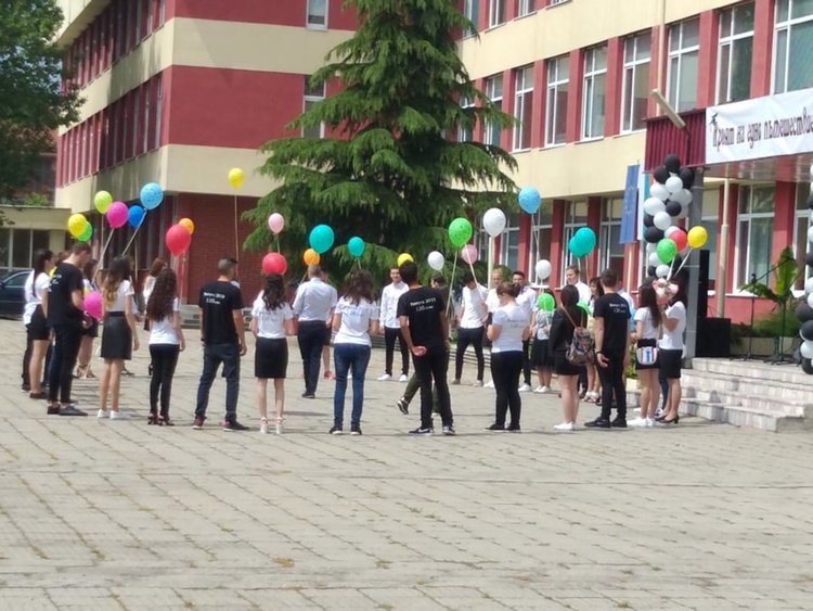 Разноцветни балони полетяха в небето над СУ „Проф. Д-р Асен Златаров“