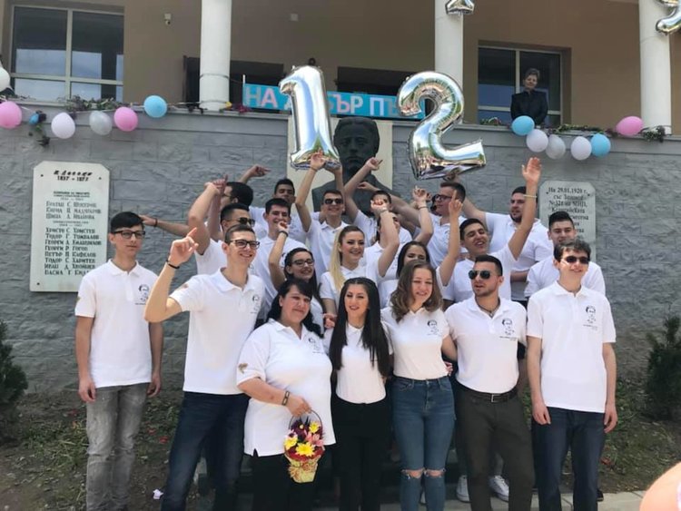 Абитуриенти от Смолян с автобус за изпращането, събират пари за болно дете