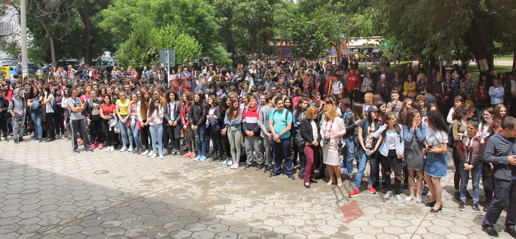  Вазовци изпратиха своите абитуриенти с цветове и звуци