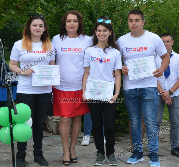 В Царската гимназия връчиха две награди „Достоен Асеновец“