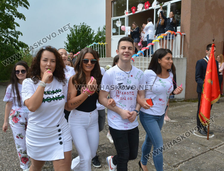 Випуск 2019 на Езиковата: Където и да пътувате, връщайте се тук, защото промяната започва от нас!